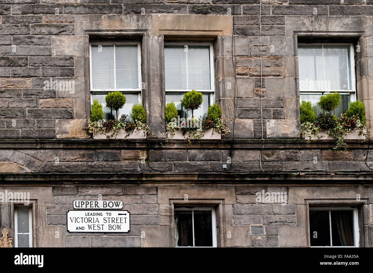 Fassade und Fenster typischen Wohnhauses in Edinburgh Stockfoto