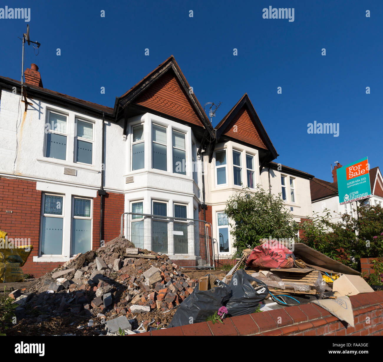 Bauschutt aus Renovierung im Garten vor dem Haus, Cardiff, Wales, UK Stockfoto