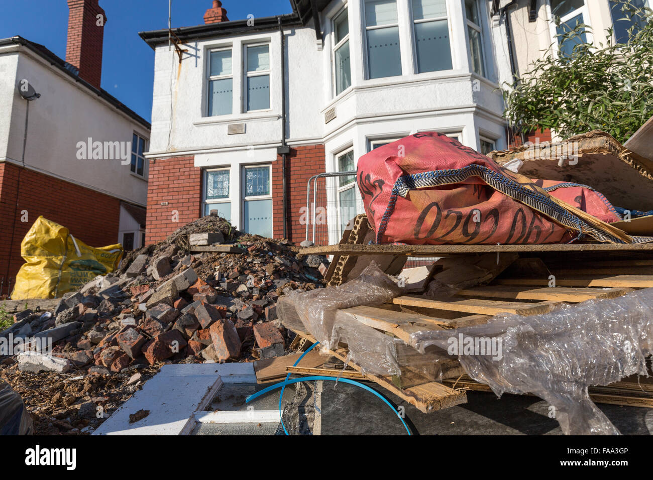 Bauschutt aus Renovierung im Garten vor dem Haus, Cardiff, Wales, UK Stockfoto