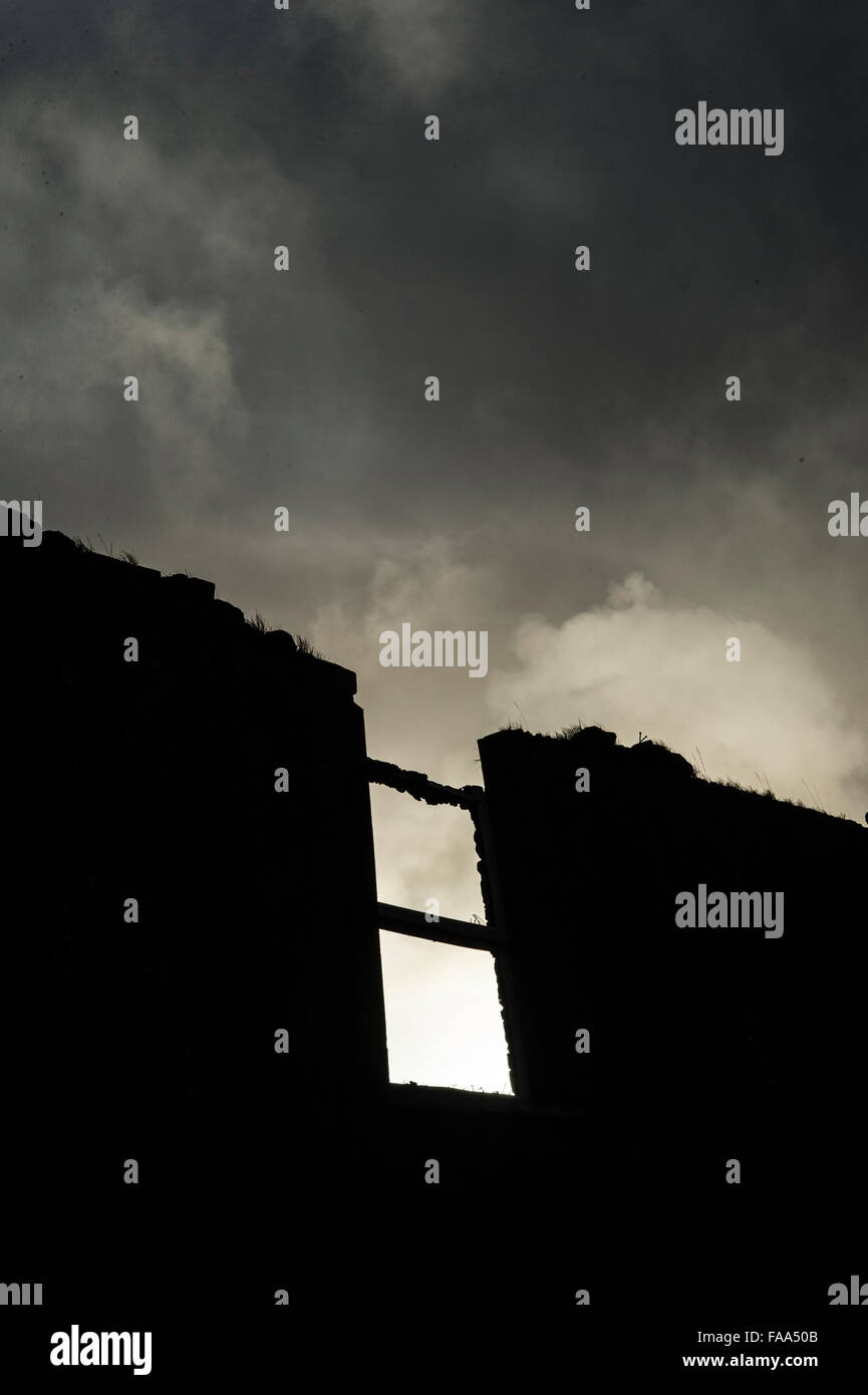 Die entstelltes einem verlassenen und verfallenen Haus, in einem abgelegenen Tal in Gwynedd, Wales UK Stockfoto