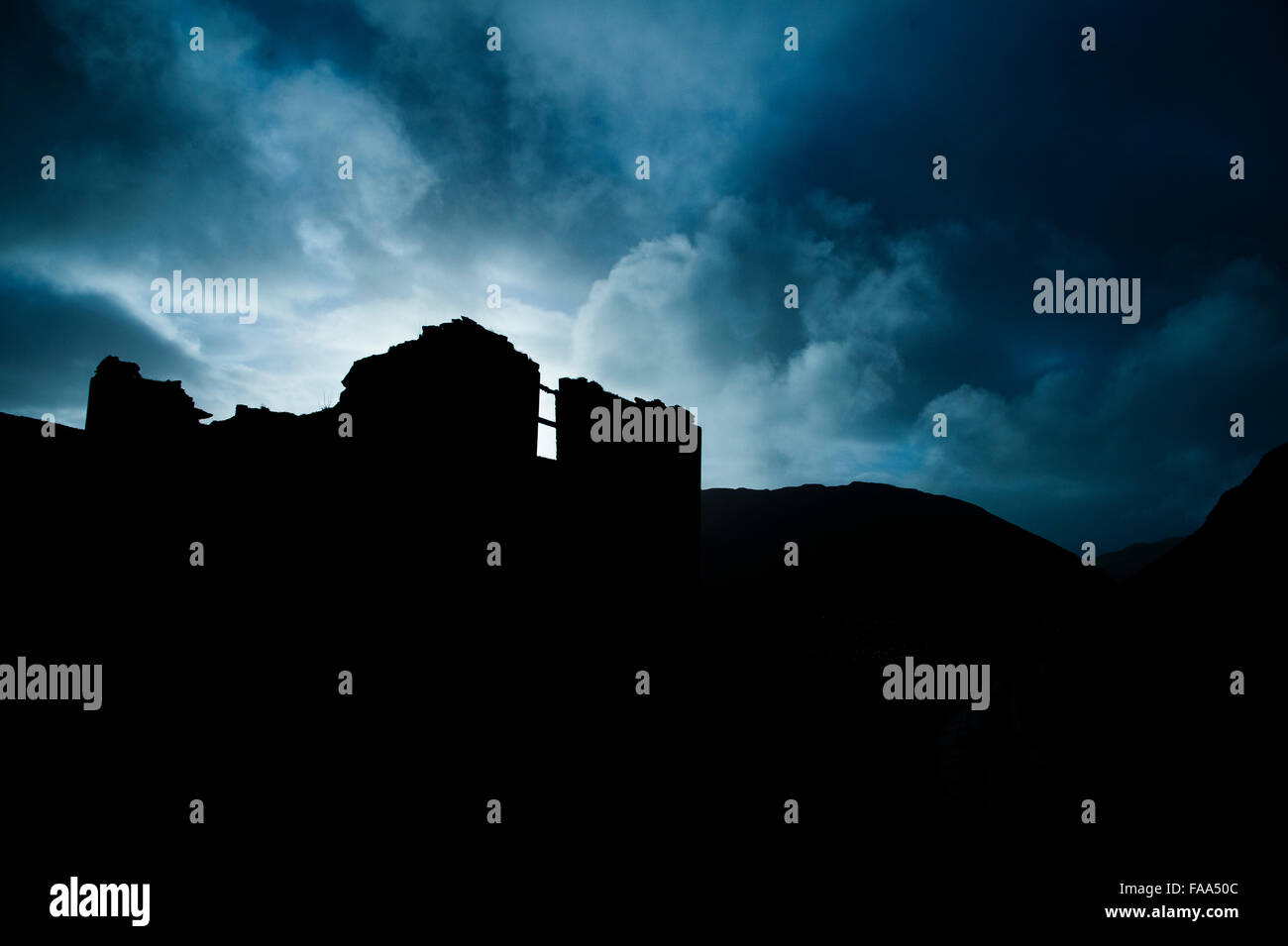 Die entstelltes einem verlassenen und verfallenen Haus, in einem abgelegenen Tal in Gwynedd, Wales UK Stockfoto