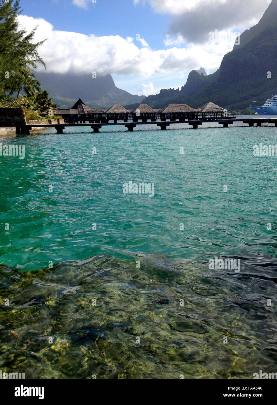 Blick von der Anklagebank Paopao in Cooks Bay, Moorea, Französisch-Polynesien. Stockfoto