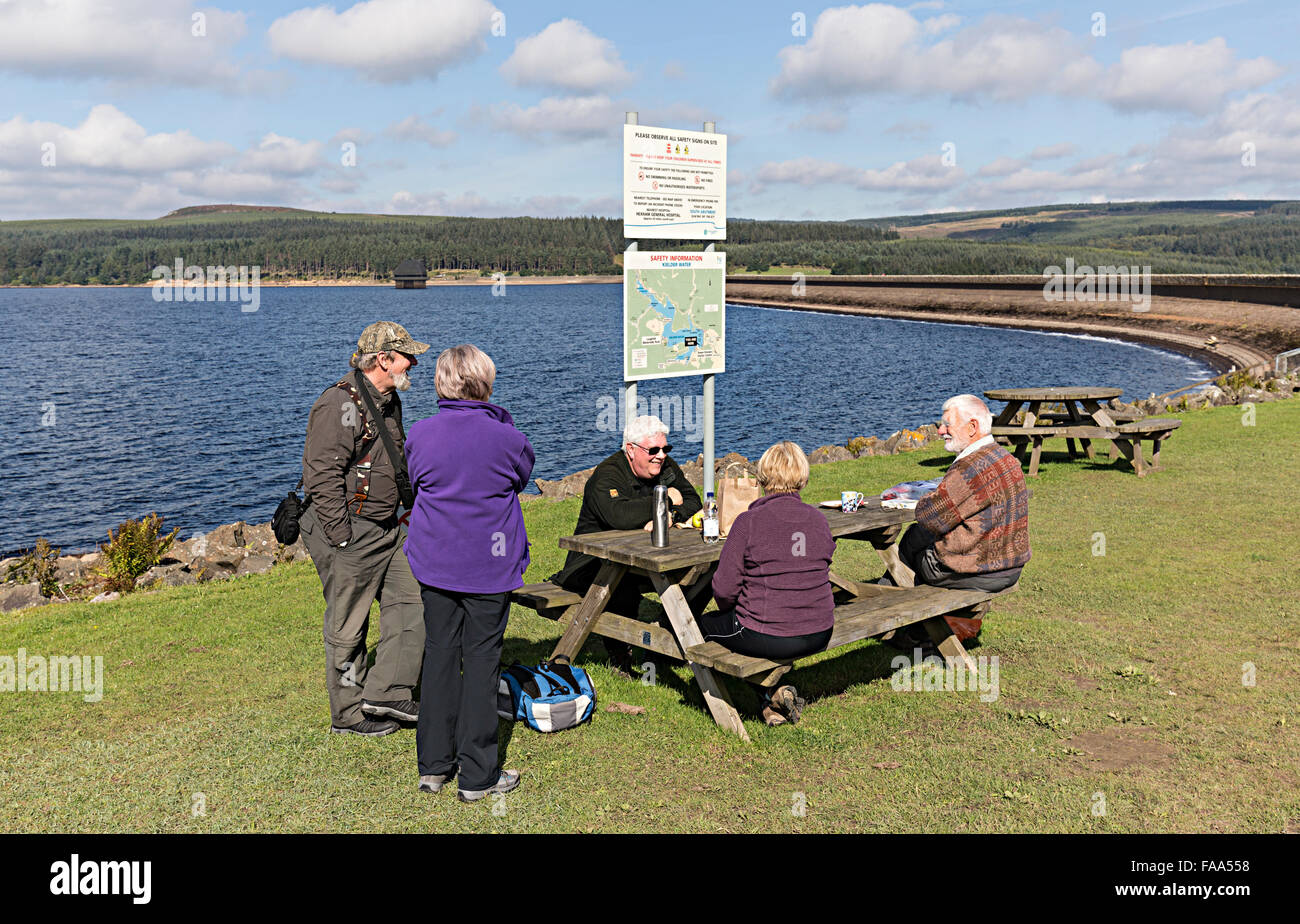 Kielder dam mit Menschen an Picknick-Tisch, Kielder Wasser, Northumberland, England, UK Stockfoto