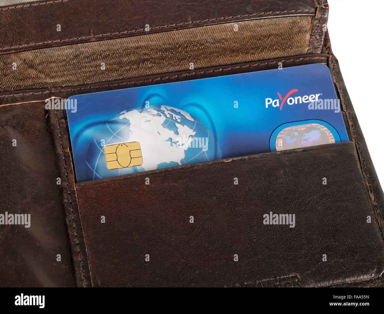 Payoneer Prepaid MasterCard Karte in der Brieftasche Leder, Studio gedreht. Stockfoto