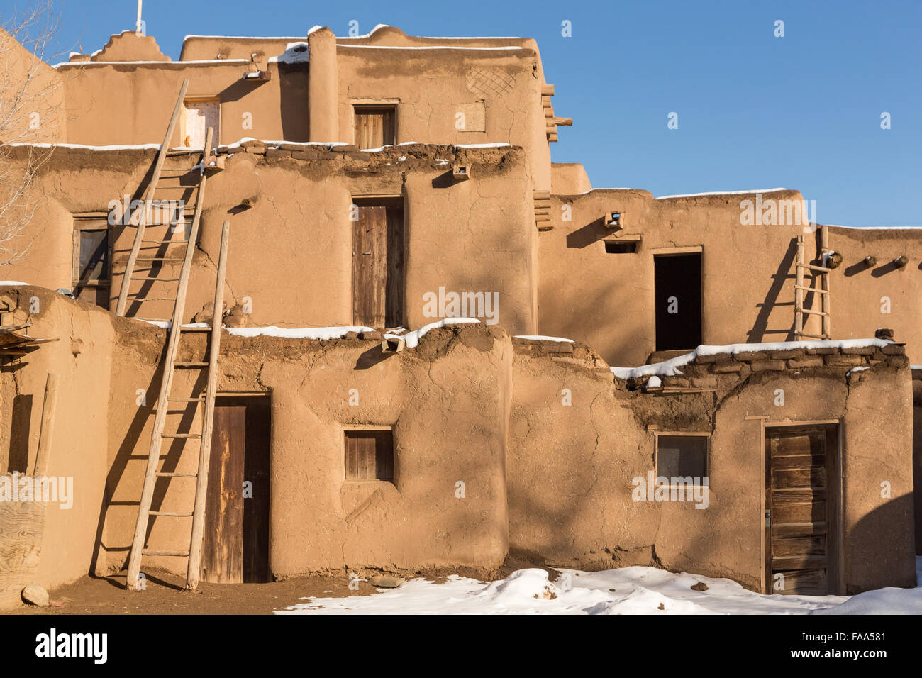 Alten Adobe-Häuser in der alten indianischen Taos Pueblo Reservierung  außerhalb Taos, New Mexiko. Die Pueblos gelten als eine der ältesten  durchgehend besiedelten Gemeinden in den Vereinigten Staaten und ist ein  UNESCO-Weltkulturerbe ausgewiesen