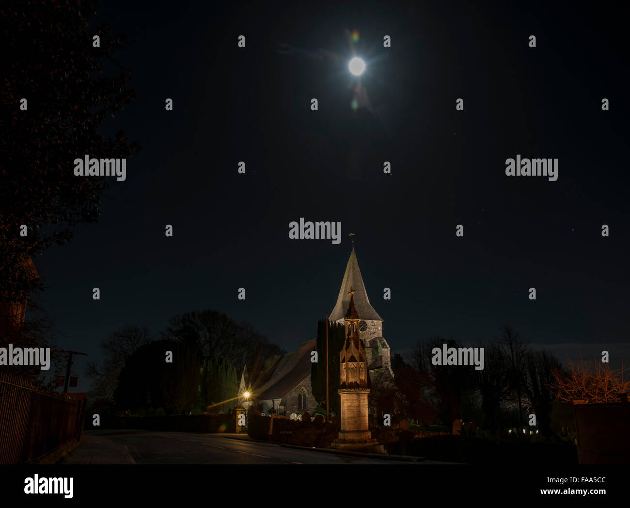 Burwash, East Sussex, UK..24. Dezember 2015.A Clear Christmas Eve sieht den Mond über St Bartholomews Church. Stockfoto