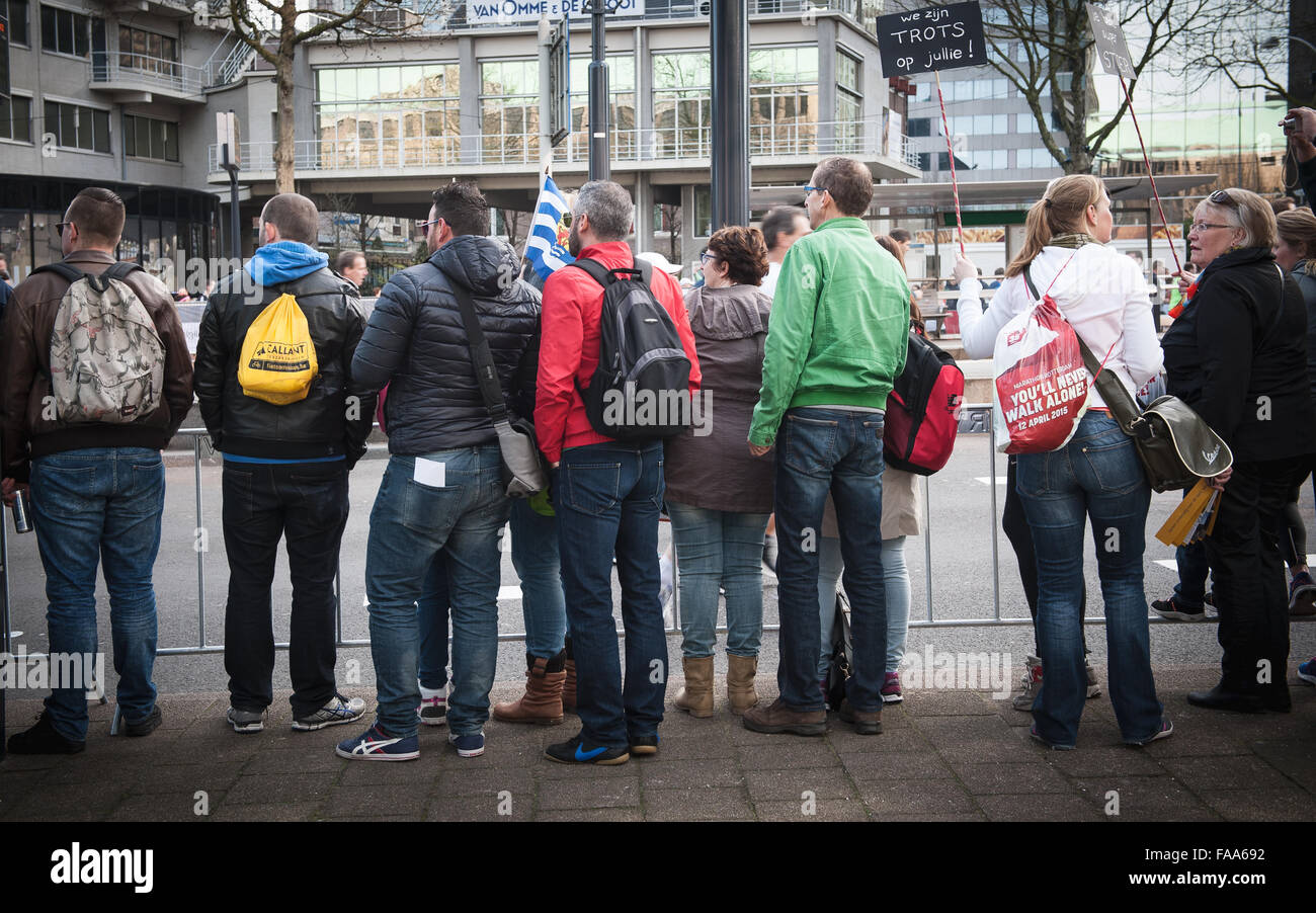 Rotterdam, die Niederlande. 04 Apr, 2015. Die Teilnehmer laufen auf der Erasmus Brücke während der Rotterdam Marathon. Credit: Romy Arroyo Fernandez/Alamy Stockfoto Rotterdam, die Niederlande. 04 Apr, 2015. Die Teilnehmer laufen auf der Erasmus Brücke während der Rotterdam Marathon. Credit: Romy Arroyo Fernandez/Alamy Stockfoto