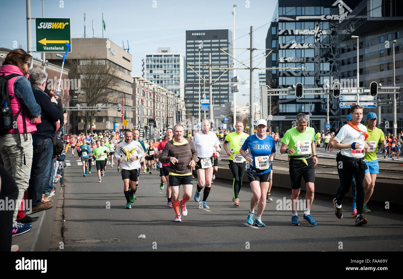 Rotterdam, die Niederlande. 04 Apr, 2015. Die Teilnehmer laufen auf der Erasmus Brücke während der Rotterdam Marathon. Credit: Romy Arroyo Fernandez/Alamy Stockfoto Rotterdam, die Niederlande. 04 Apr, 2015. Die Teilnehmer laufen auf der Erasmus Brücke während der Rotterdam Marathon. Credit: Romy Arroyo Fernandez/Alamy Stockfoto
