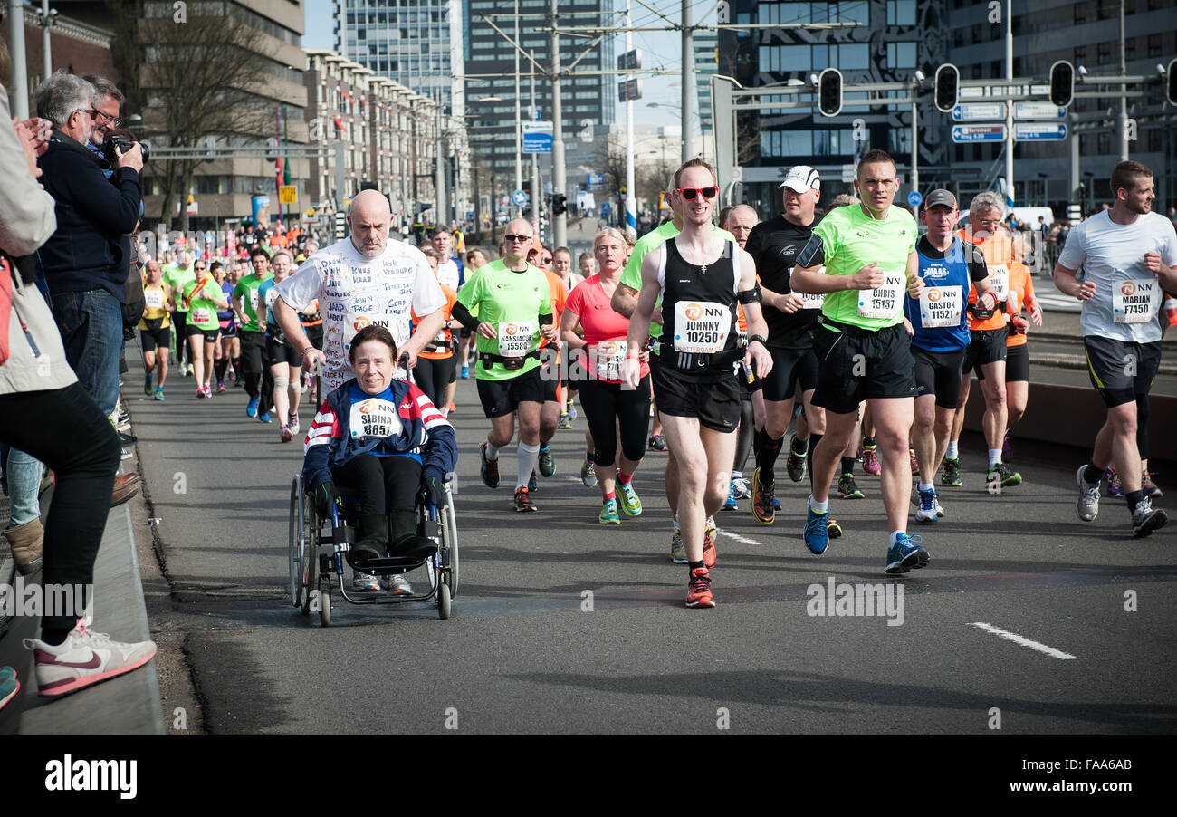 Rotterdam, die Niederlande. 04 Apr, 2015. Die Teilnehmer laufen auf der Erasmus Brücke während der Rotterdam Marathon. Credit: Romy Arroyo Fernandez/Alamy Stockfoto Rotterdam, die Niederlande. 04 Apr, 2015. Die Teilnehmer laufen auf der Erasmus Brücke während der Rotterdam Marathon. Credit: Romy Arroyo Fernandez/Alamy Stockfoto