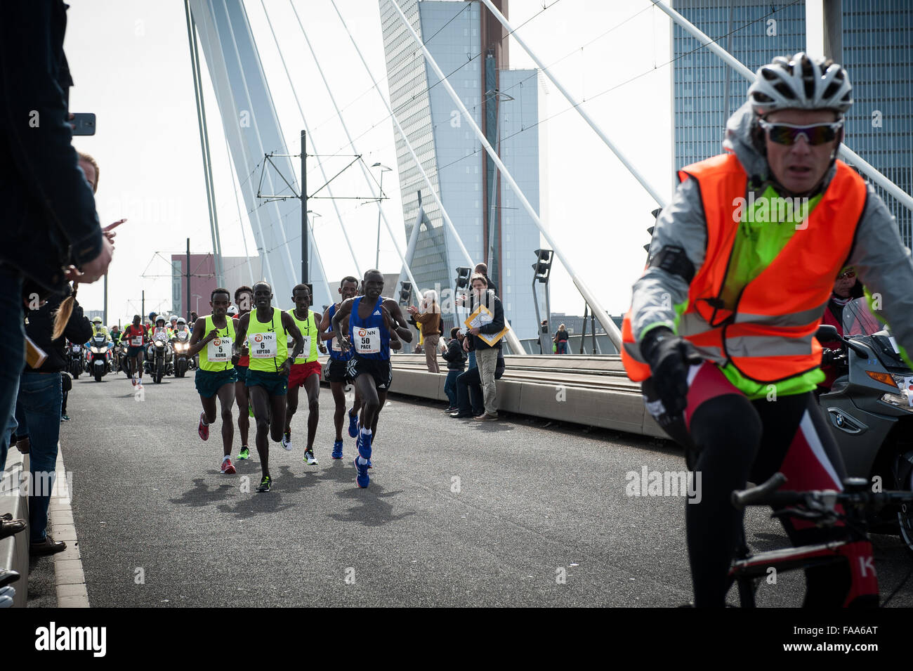 Rotterdam, die Niederlande. 04 Apr, 2015. Die Teilnehmer laufen auf der Erasmus Brücke während der Rotterdam Marathon. Credit: Romy Arroyo Fernandez/Alamy Stockfoto Rotterdam, die Niederlande. 04 Apr, 2015. Die Teilnehmer laufen auf der Erasmus Brücke während der Rotterdam Marathon. Credit: Romy Arroyo Fernandez/Alamy Stockfoto