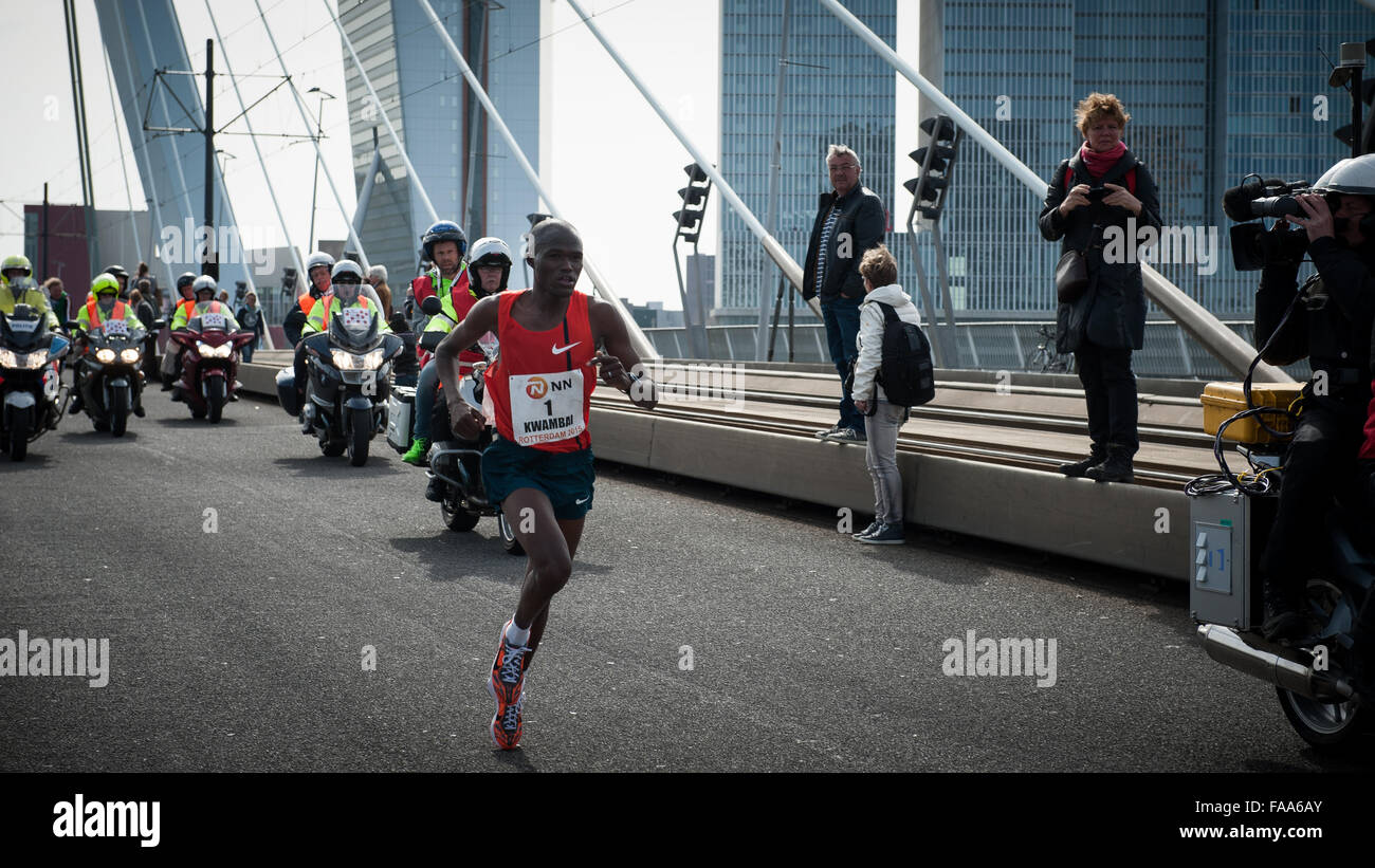 Rotterdam, die Niederlande. 04 Apr, 2015. Die Teilnehmer laufen auf der Erasmus Brücke während der Rotterdam Marathon. Credit: Romy Arroyo Fernandez/Alamy Stockfoto Rotterdam, die Niederlande. 04 Apr, 2015. Die Teilnehmer laufen auf der Erasmus Brücke während der Rotterdam Marathon. Credit: Romy Arroyo Fernandez/Alamy Stockfoto