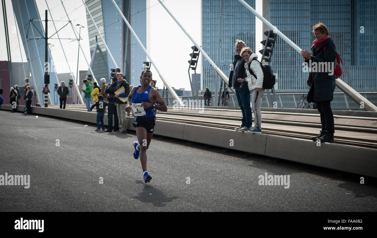 Rotterdam, die Niederlande. 04 Apr, 2015. Die Teilnehmer laufen auf der Erasmus Brücke während der Rotterdam Marathon. Credit: Romy Arroyo Fernandez/Alamy Stockfoto Rotterdam, die Niederlande. 04 Apr, 2015. Die Teilnehmer laufen auf der Erasmus Brücke während der Rotterdam Marathon. Credit: Romy Arroyo Fernandez/Alamy Stockfoto