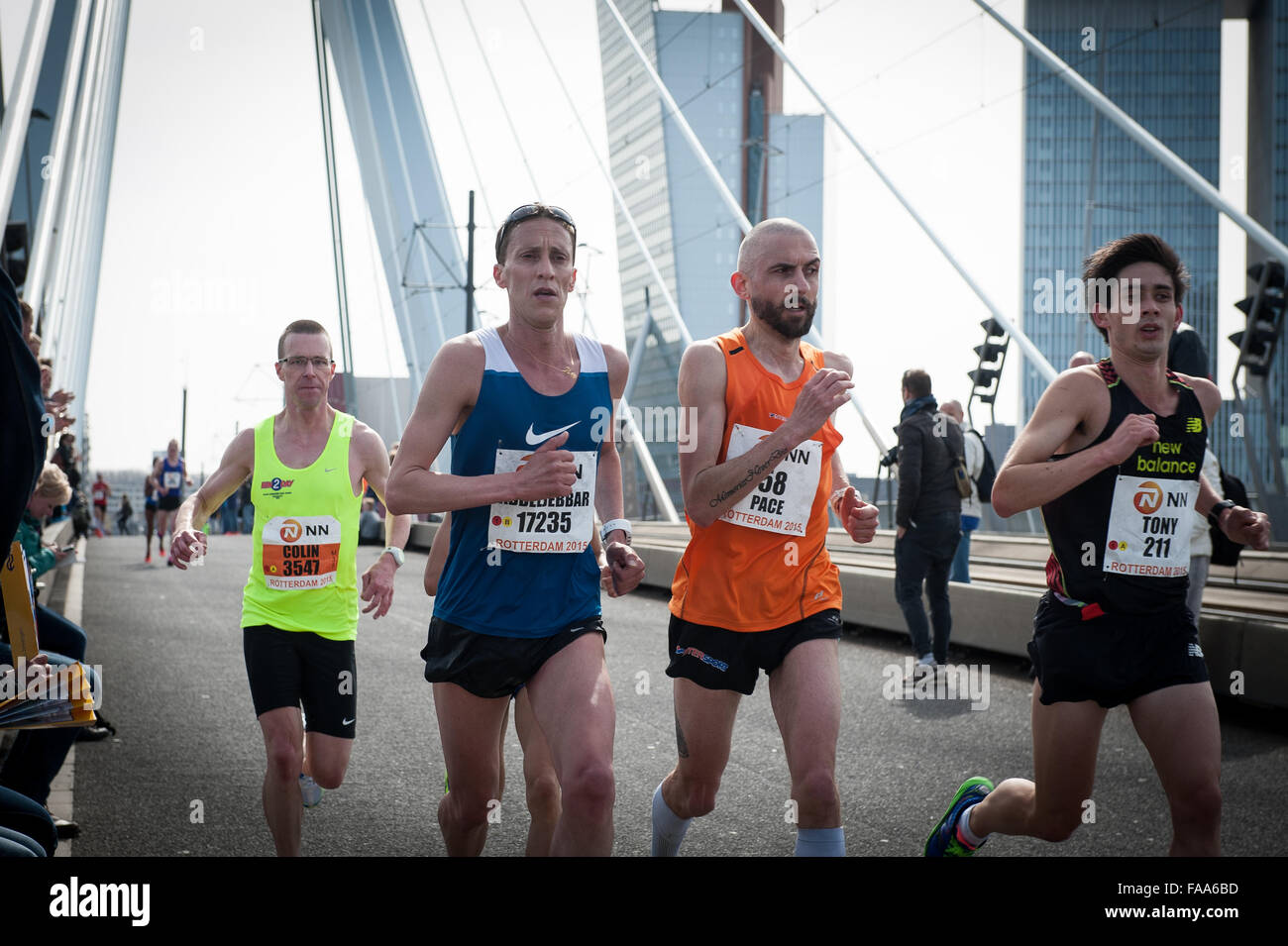 Rotterdam, die Niederlande. 04 Apr, 2015. Die Teilnehmer laufen auf der Erasmus Brücke während der Rotterdam Marathon. Credit: Romy Arroyo Fernandez/Alamy Stockfoto Rotterdam, die Niederlande. 04 Apr, 2015. Die Teilnehmer laufen auf der Erasmus Brücke während der Rotterdam Marathon. Credit: Romy Arroyo Fernandez/Alamy Stockfoto