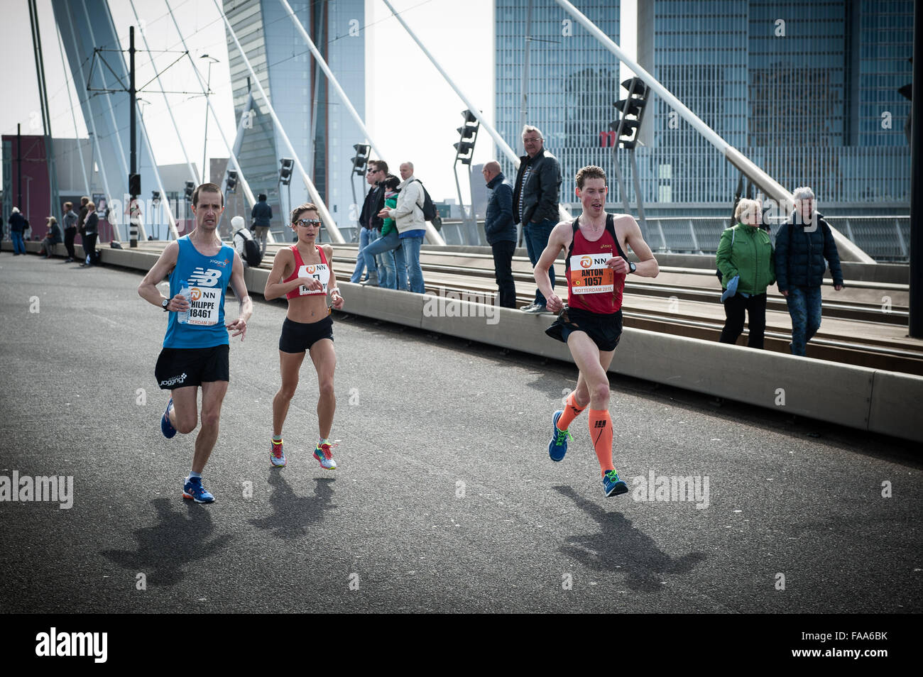 Rotterdam, die Niederlande. 04 Apr, 2015. Die Teilnehmer laufen auf der Erasmus Brücke während der Rotterdam Marathon. Credit: Romy Arroyo Fernandez/Alamy Stockfoto Rotterdam, die Niederlande. 04 Apr, 2015. Die Teilnehmer laufen auf der Erasmus Brücke während der Rotterdam Marathon. Credit: Romy Arroyo Fernandez/Alamy Stockfoto