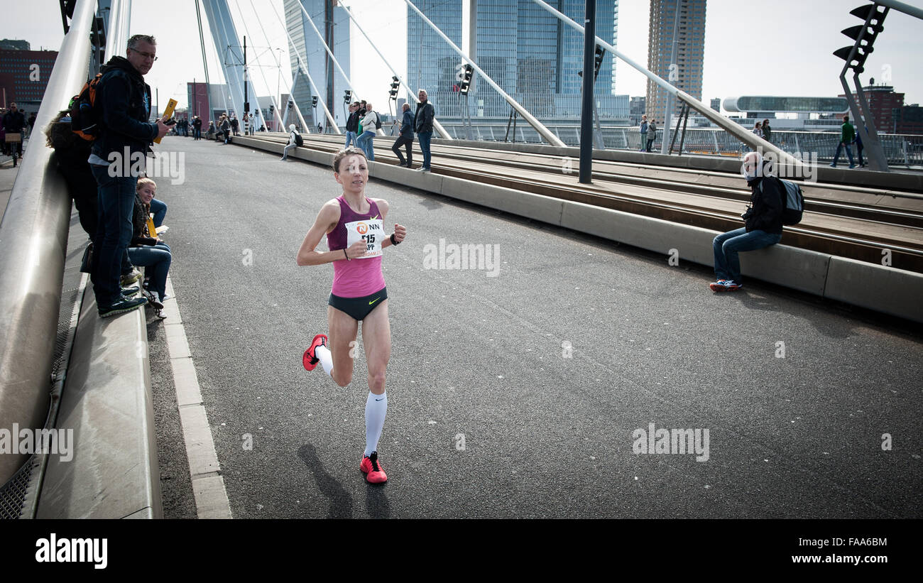 Rotterdam, die Niederlande. 04 Apr, 2015. Die Teilnehmer laufen auf der Erasmus Brücke während der Rotterdam Marathon. Credit: Romy Arroyo Fernandez/Alamy Stockfoto Rotterdam, die Niederlande. 04 Apr, 2015. Die Teilnehmer laufen auf der Erasmus Brücke während der Rotterdam Marathon. Credit: Romy Arroyo Fernandez/Alamy Stockfoto