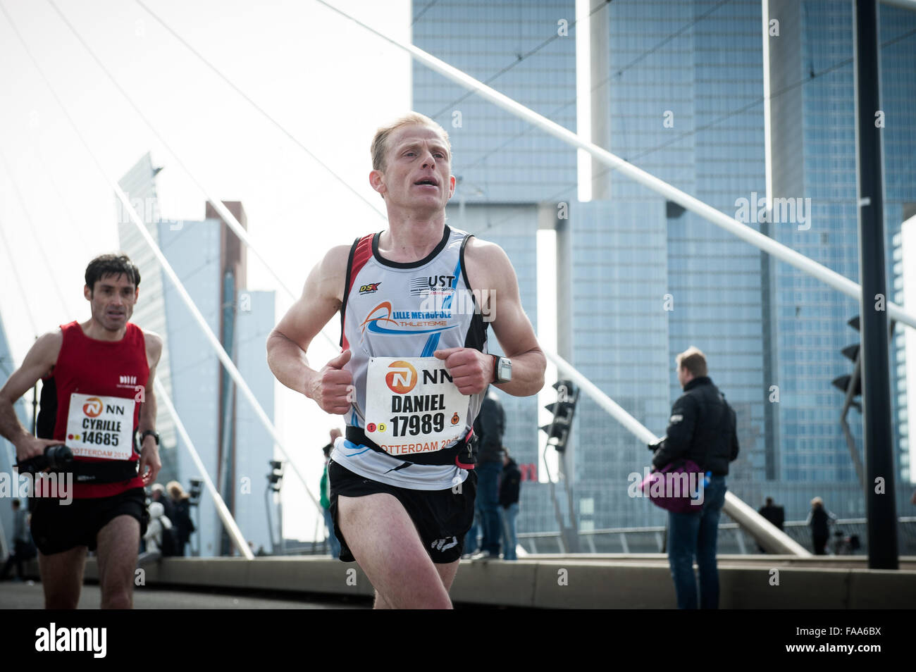 Rotterdam, die Niederlande. 04 Apr, 2015. Die Teilnehmer laufen auf der Erasmus Brücke während der Rotterdam Marathon. Credit: Romy Arroyo Fernandez/Alamy Stockfoto Rotterdam, die Niederlande. 04 Apr, 2015. Die Teilnehmer laufen auf der Erasmus Brücke während der Rotterdam Marathon. Credit: Romy Arroyo Fernandez/Alamy Stockfoto