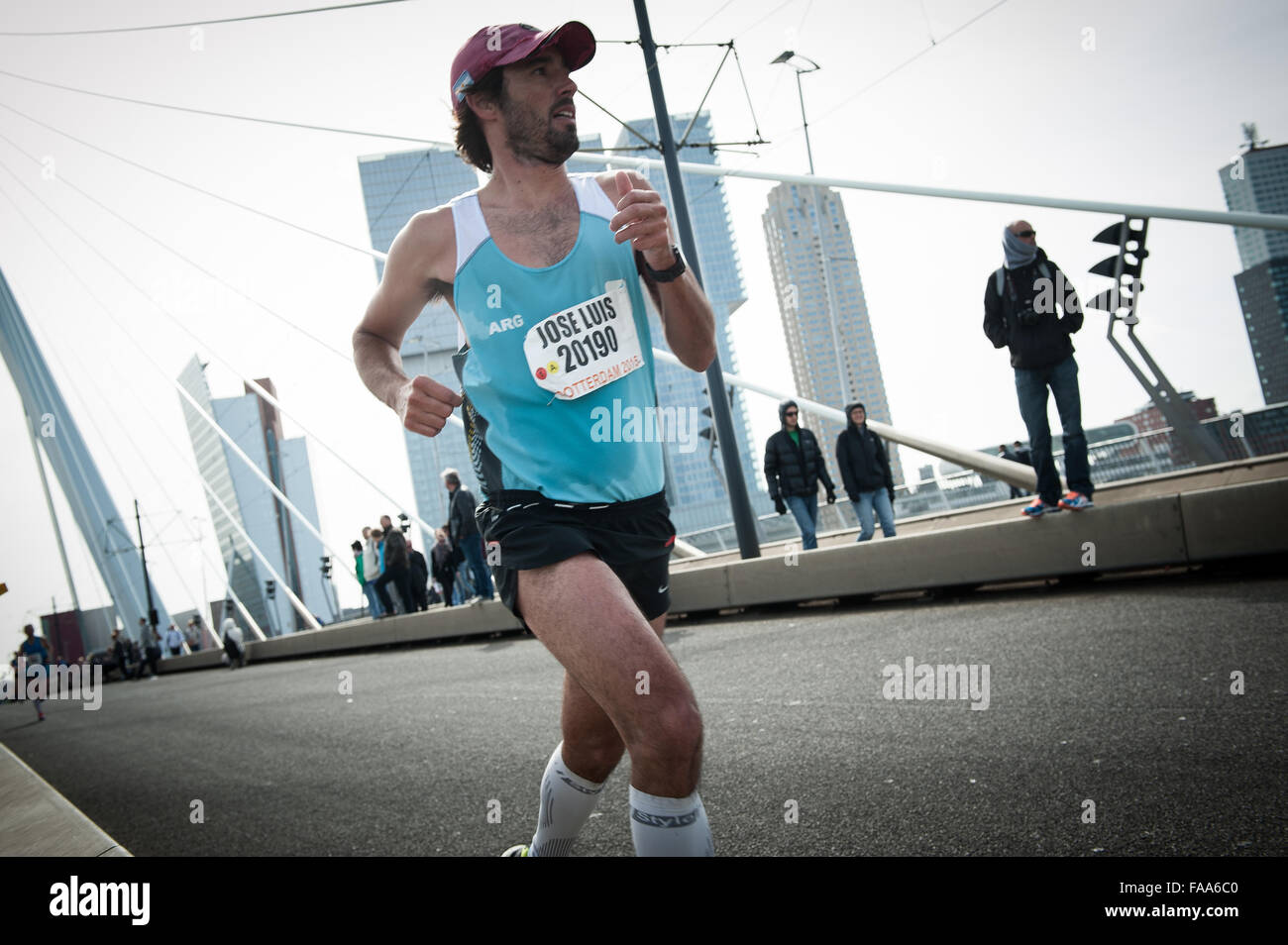 Rotterdam, die Niederlande. 04 Apr, 2015. Die Teilnehmer laufen auf der Erasmus Brücke während der Rotterdam Marathon. Credit: Romy Arroyo Fernandez/Alamy Stockfoto Rotterdam, die Niederlande. 04 Apr, 2015. Die Teilnehmer laufen auf der Erasmus Brücke während der Rotterdam Marathon. Credit: Romy Arroyo Fernandez/Alamy Stockfoto