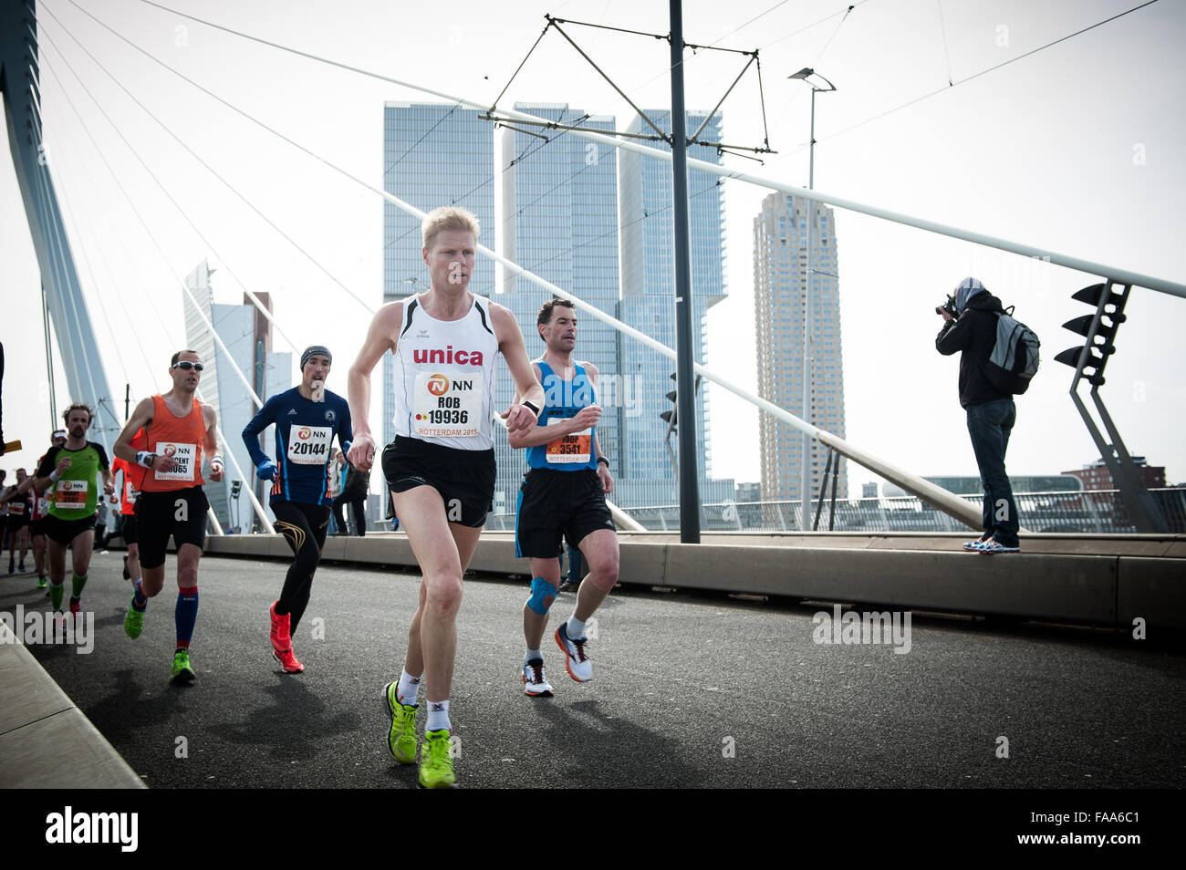 Rotterdam, die Niederlande. 04 Apr, 2015. Die Teilnehmer laufen auf der Erasmus Brücke während der Rotterdam Marathon. Credit: Romy Arroyo Fernandez/Alamy Stockfoto Rotterdam, die Niederlande. 04 Apr, 2015. Die Teilnehmer laufen auf der Erasmus Brücke während der Rotterdam Marathon. Credit: Romy Arroyo Fernandez/Alamy Stockfoto