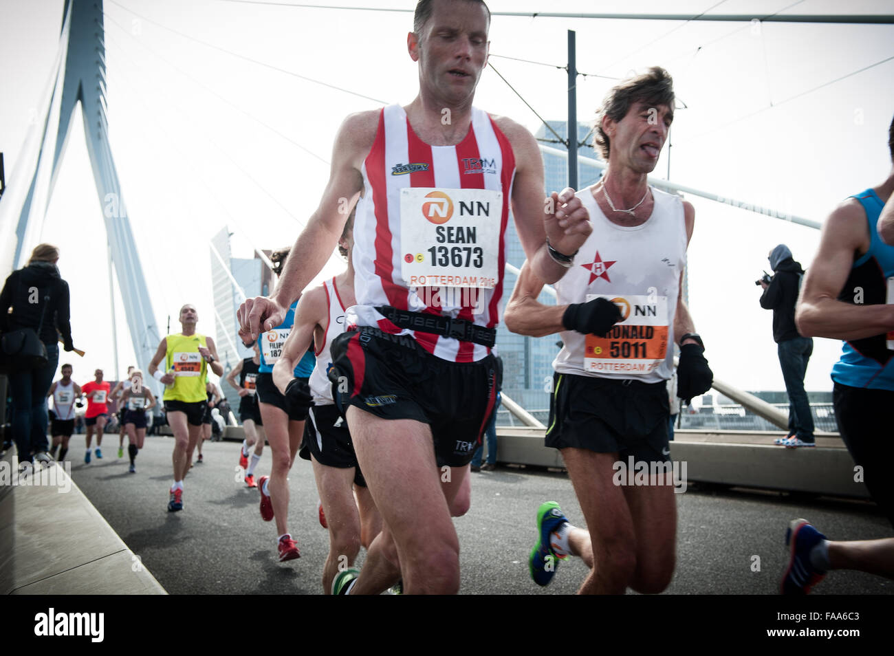 Rotterdam, die Niederlande. 04 Apr, 2015. Die Teilnehmer laufen auf der Erasmus Brücke während der Rotterdam Marathon. Credit: Romy Arroyo Fernandez/Alamy Stockfoto Rotterdam, die Niederlande. 04 Apr, 2015. Die Teilnehmer laufen auf der Erasmus Brücke während der Rotterdam Marathon. Credit: Romy Arroyo Fernandez/Alamy Stockfoto