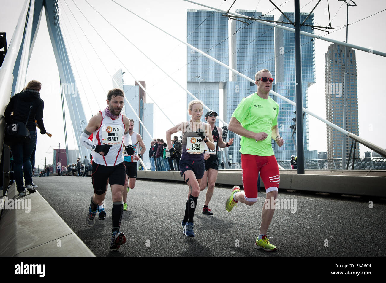 Rotterdam, die Niederlande. 04 Apr, 2015. Die Teilnehmer laufen auf der Erasmus Brücke während der Rotterdam Marathon. Credit: Romy Arroyo Fernandez/Alamy Stockfoto Rotterdam, die Niederlande. 04 Apr, 2015. Die Teilnehmer laufen auf der Erasmus Brücke während der Rotterdam Marathon. Credit: Romy Arroyo Fernandez/Alamy Stockfoto