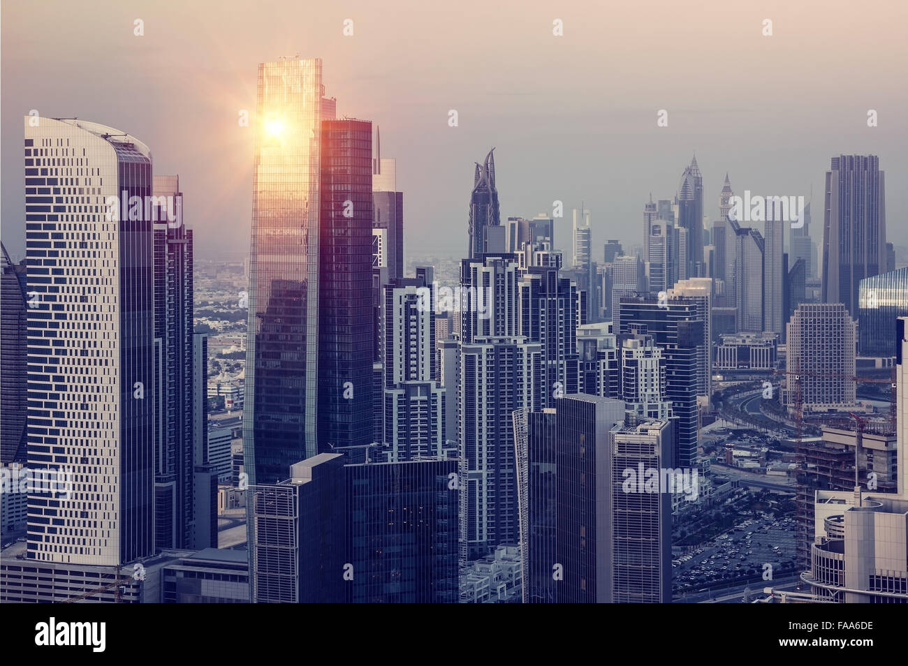 Dubai downtown am Abend Luxus moderner Gebäude in hellen gelben Abendlicht, futuristische Stadtbild Stockfoto