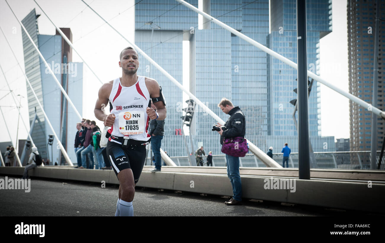 Rotterdam, die Niederlande. 04 Apr, 2015. Die Teilnehmer laufen auf der Erasmus Brücke während der Rotterdam Marathon. Credit: Romy Arroyo Fernandez/Alamy Stockfoto Rotterdam, die Niederlande. 04 Apr, 2015. Die Teilnehmer laufen auf der Erasmus Brücke während der Rotterdam Marathon. Credit: Romy Arroyo Fernandez/Alamy Stockfoto