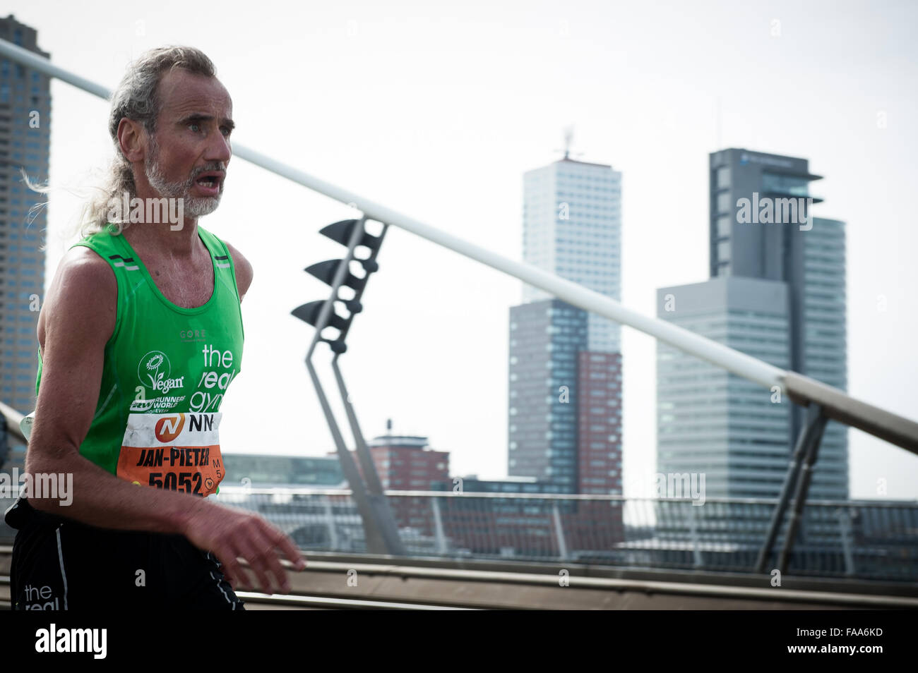 Rotterdam, die Niederlande. 04 Apr, 2015. Die Teilnehmer laufen auf der Erasmus Brücke während der Rotterdam Marathon. Credit: Romy Arroyo Fernandez/Alamy Stockfoto Rotterdam, die Niederlande. 04 Apr, 2015. Die Teilnehmer laufen auf der Erasmus Brücke während der Rotterdam Marathon. Credit: Romy Arroyo Fernandez/Alamy Stockfoto