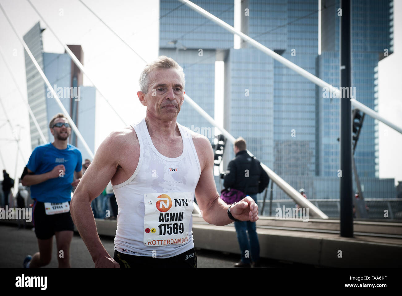 Rotterdam, die Niederlande. 04 Apr, 2015. Die Teilnehmer laufen auf der Erasmus Brücke während der Rotterdam Marathon. Credit: Romy Arroyo Fernandez/Alamy Stockfoto Rotterdam, die Niederlande. 04 Apr, 2015. Die Teilnehmer laufen auf der Erasmus Brücke während der Rotterdam Marathon. Credit: Romy Arroyo Fernandez/Alamy Stockfoto