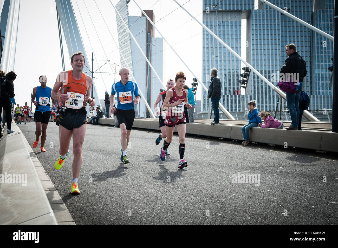 Rotterdam, die Niederlande. 04 Apr, 2015. Die Teilnehmer laufen auf der Erasmus Brücke während der Rotterdam Marathon. Credit: Romy Arroyo Fernandez/Alamy Stockfoto Rotterdam, die Niederlande. 04 Apr, 2015. Die Teilnehmer laufen auf der Erasmus Brücke während der Rotterdam Marathon. Credit: Romy Arroyo Fernandez/Alamy Stockfoto