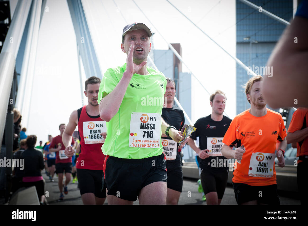 Rotterdam, die Niederlande. 04 Apr, 2015. Die Teilnehmer laufen auf der Erasmus Brücke während der Rotterdam Marathon. Credit: Romy Arroyo Fernandez/Alamy Stockfoto Rotterdam, die Niederlande. 04 Apr, 2015. Die Teilnehmer laufen auf der Erasmus Brücke während der Rotterdam Marathon. Credit: Romy Arroyo Fernandez/Alamy Stockfoto