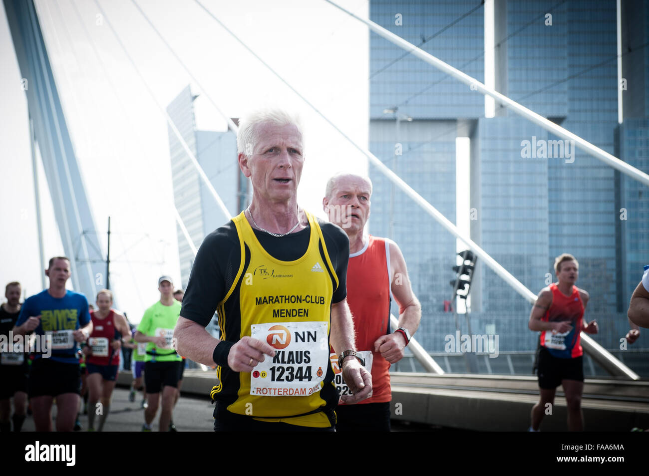 Rotterdam, die Niederlande. 04 Apr, 2015. Die Teilnehmer laufen auf der Erasmus Brücke während der Rotterdam Marathon. Credit: Romy Arroyo Fernandez/Alamy Stockfoto Rotterdam, die Niederlande. 04 Apr, 2015. Die Teilnehmer laufen auf der Erasmus Brücke während der Rotterdam Marathon. Credit: Romy Arroyo Fernandez/Alamy Stockfoto