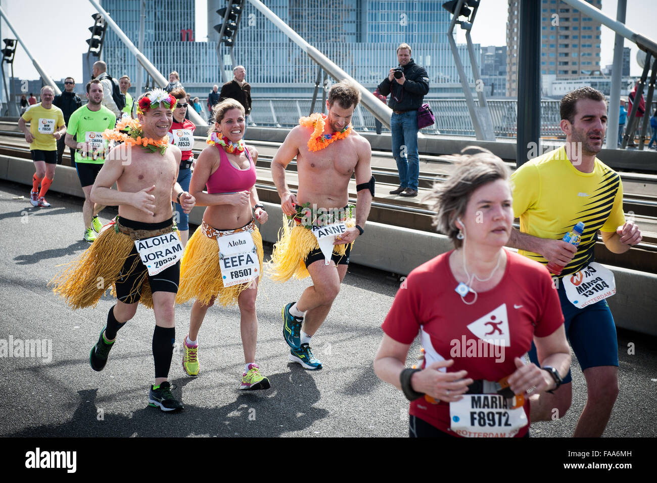 Rotterdam, die Niederlande. 04 Apr, 2015. Die Teilnehmer laufen auf der Erasmus Brücke während der Rotterdam Marathon. Credit: Romy Arroyo Fernandez/Alamy Stockfoto Rotterdam, die Niederlande. 04 Apr, 2015. Die Teilnehmer laufen auf der Erasmus Brücke während der Rotterdam Marathon. Credit: Romy Arroyo Fernandez/Alamy Stockfoto