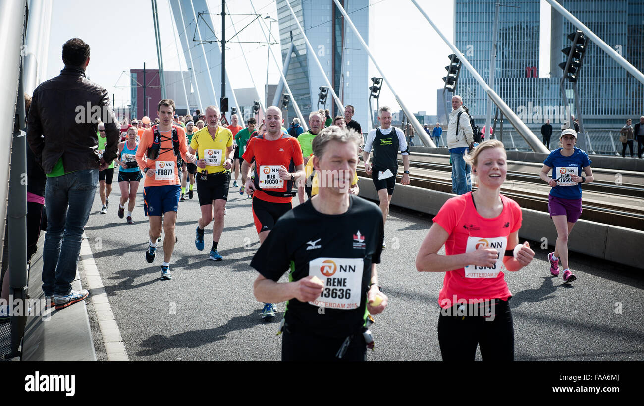 Rotterdam, die Niederlande. 04 Apr, 2015. Die Teilnehmer laufen auf der Erasmus Brücke während der Rotterdam Marathon. Credit: Romy Arroyo Fernandez/Alamy Stockfoto Rotterdam, die Niederlande. 04 Apr, 2015. Die Teilnehmer laufen auf der Erasmus Brücke während der Rotterdam Marathon. Credit: Romy Arroyo Fernandez/Alamy Stockfoto