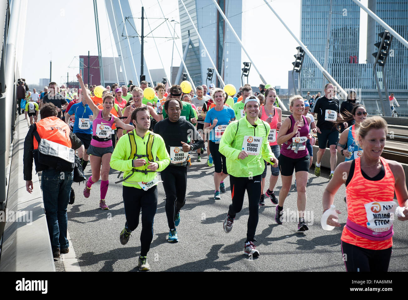 Rotterdam, die Niederlande. 04 Apr, 2015. Die Teilnehmer laufen auf der Erasmus Brücke während der Rotterdam Marathon. Credit: Romy Arroyo Fernandez/Alamy Stockfoto Rotterdam, die Niederlande. 04 Apr, 2015. Die Teilnehmer laufen auf der Erasmus Brücke während der Rotterdam Marathon. Credit: Romy Arroyo Fernandez/Alamy Stockfoto