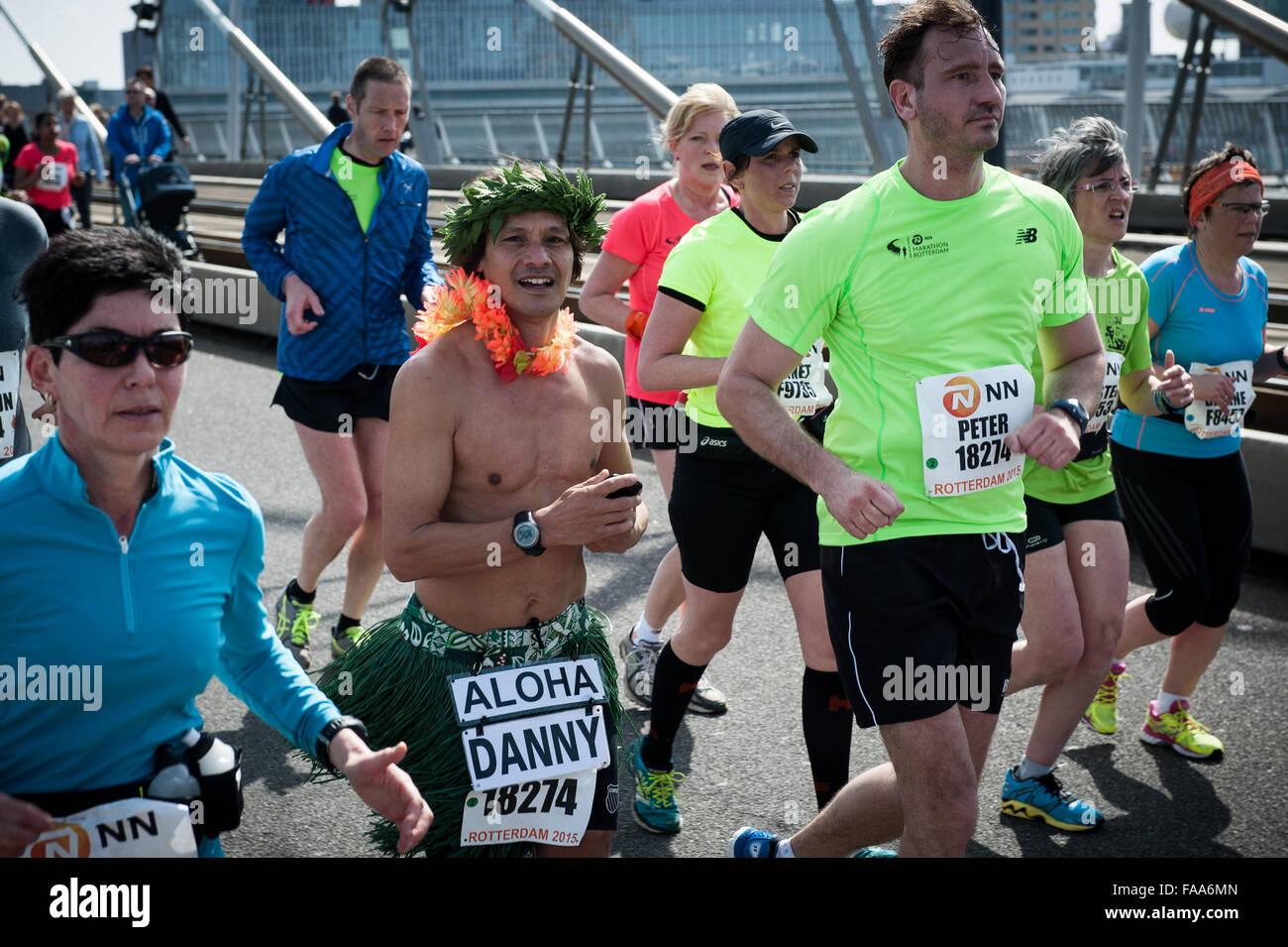 Rotterdam, die Niederlande. 04 Apr, 2015. Die Teilnehmer laufen auf der Erasmus Brücke während der Rotterdam Marathon. Credit: Romy Arroyo Fernandez/Alamy Stockfoto Rotterdam, die Niederlande. 04 Apr, 2015. Die Teilnehmer laufen auf der Erasmus Brücke während der Rotterdam Marathon. Credit: Romy Arroyo Fernandez/Alamy Stockfoto