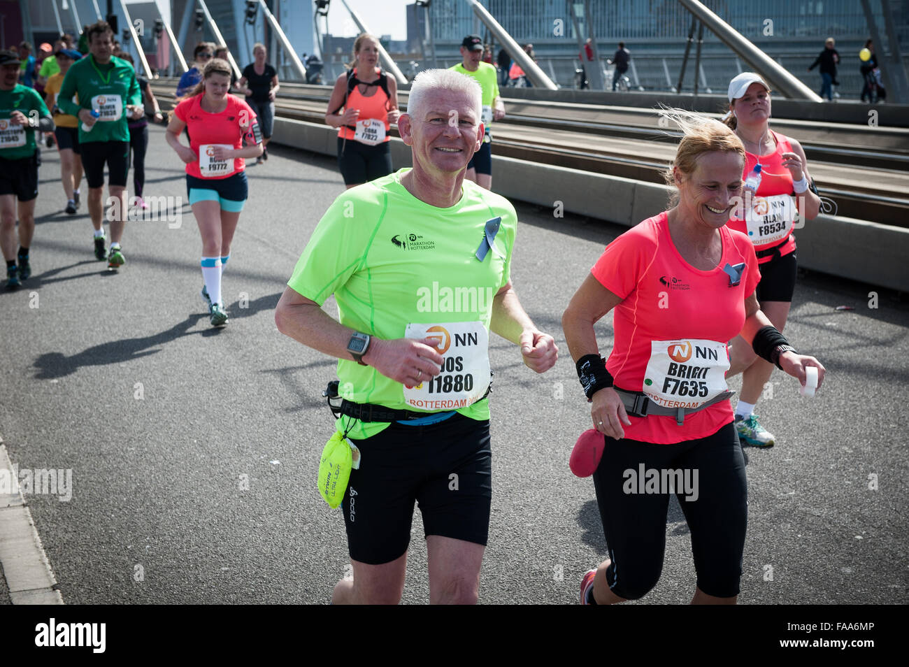 Rotterdam, die Niederlande. 04 Apr, 2015. Die Teilnehmer laufen auf der Erasmus Brücke während der Rotterdam Marathon. Credit: Romy Arroyo Fernandez/Alamy Stockfoto Rotterdam, die Niederlande. 04 Apr, 2015. Die Teilnehmer laufen auf der Erasmus Brücke während der Rotterdam Marathon. Credit: Romy Arroyo Fernandez/Alamy Stockfoto
