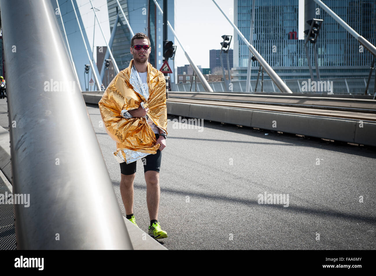 Rotterdam, die Niederlande. 04 Apr, 2015. Die Teilnehmer laufen auf der Erasmus Brücke während der Rotterdam Marathon. Credit: Romy Arroyo Fernandez/Alamy Stockfoto Rotterdam, die Niederlande. 04 Apr, 2015. Die Teilnehmer laufen auf der Erasmus Brücke während der Rotterdam Marathon. Credit: Romy Arroyo Fernandez/Alamy Stockfoto