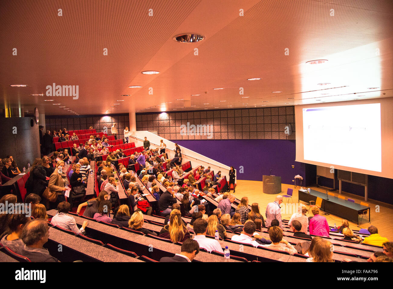 Gruppe von Studenten im Seminar an der Universität in den Niederlanden Stockfoto