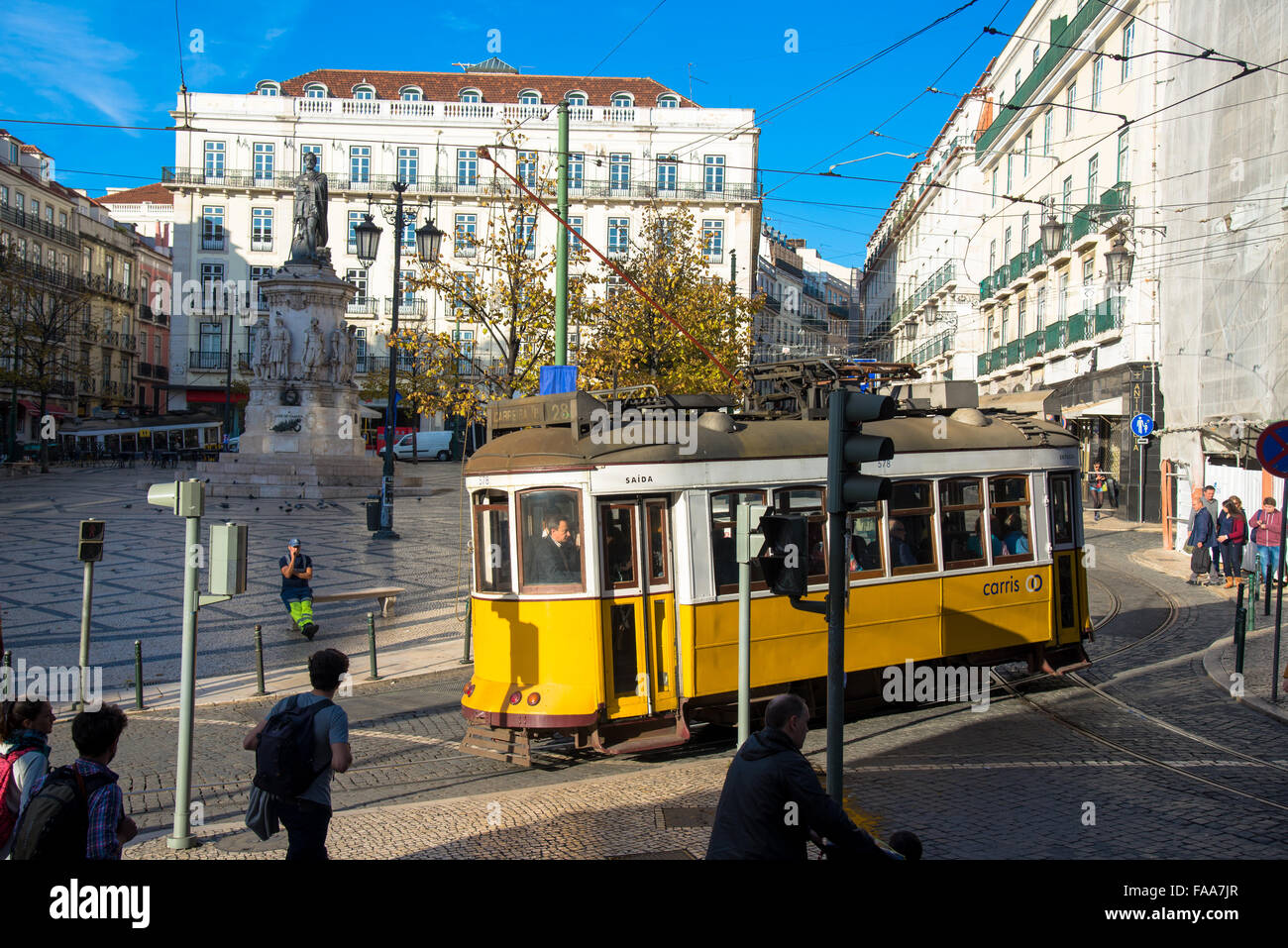 gelben Straßenbahn Nr. 28 in Lissabon portugal Stockfoto
