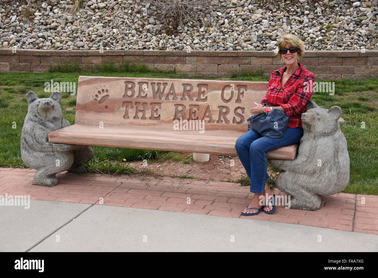 Frau sitzt auf der Bank am Bear Country USA, Rapid City, South Dakota Stockfoto