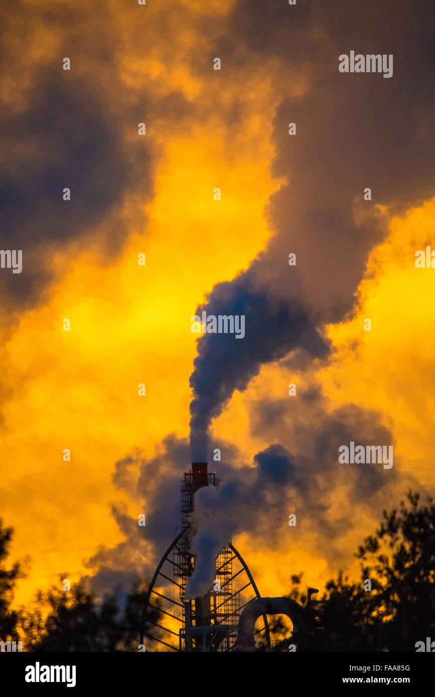 Airpollution ab Werk bei Sonnenuntergang Stockfoto
