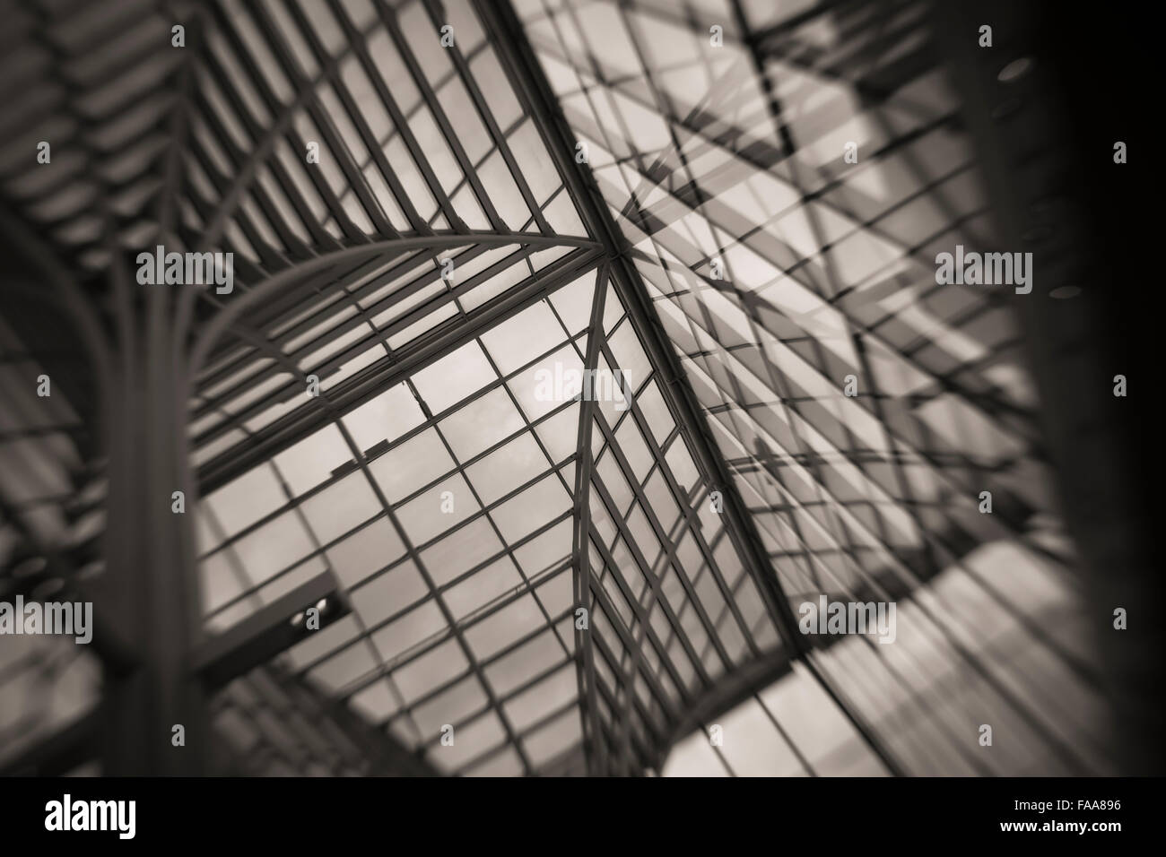 Abstrakte Sicht von Glasdach Ansicht von unten Stockfoto