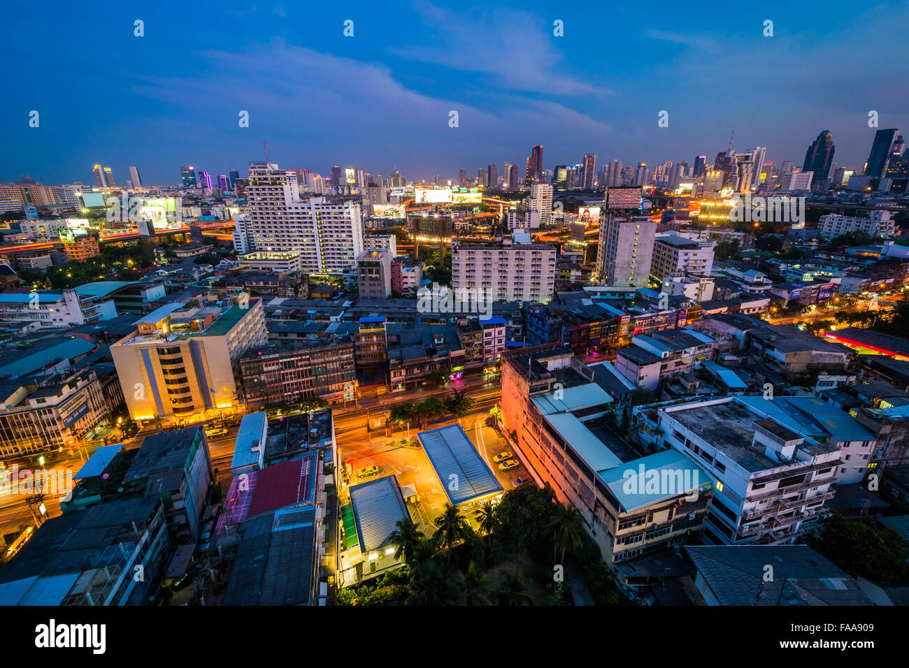 Blick auf Bezirk Ratchathewi in der Dämmerung, in Bangkok, Thailand. Stockfoto