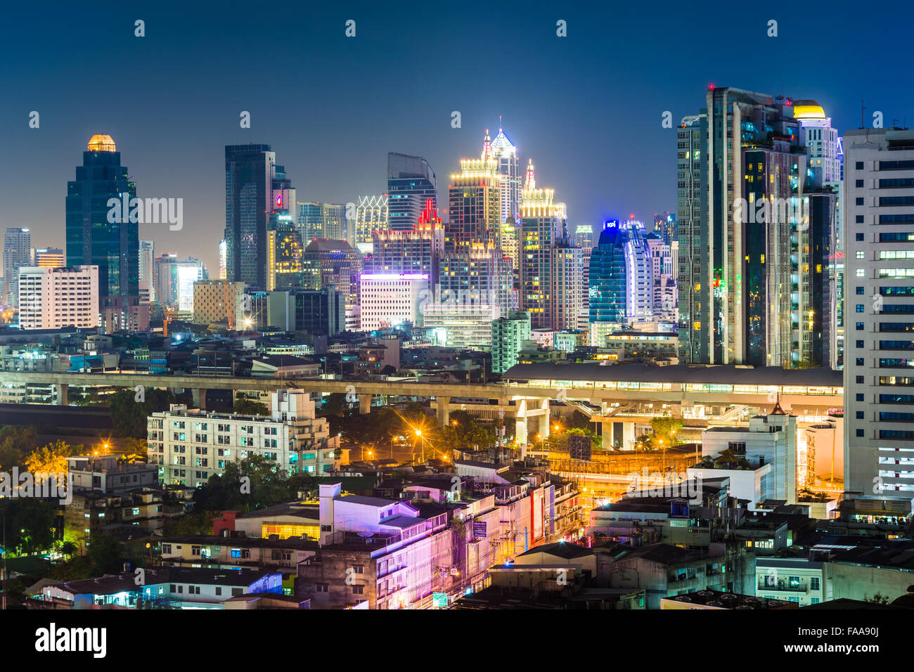 Blick auf moderne Wolkenkratzer in der Nacht in Bangkok, Thailand. Stockfoto