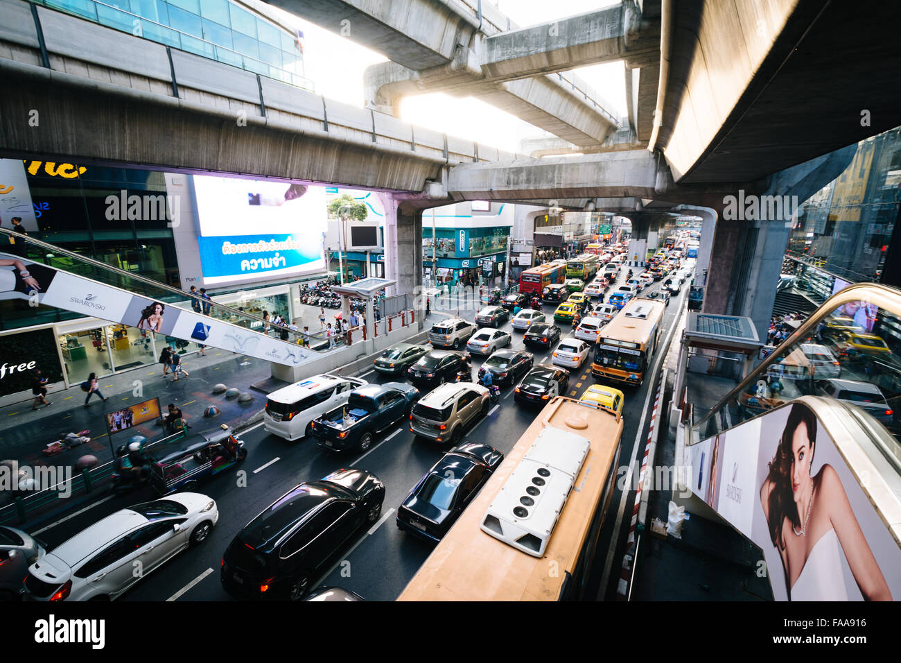 Verkehr und Skytrain Tracks in Siam in Bangkok, Thailand. Stockfoto