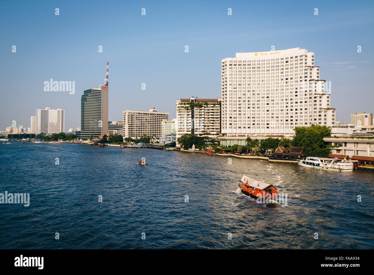 Moderne Hochhäuser entlang des Chao Phraya River in Bangkok, Thailand. Stockfoto