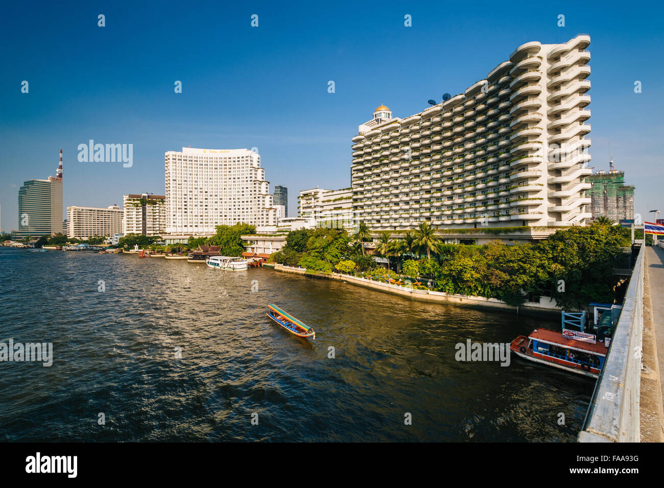 Moderne Hochhäuser entlang des Chao Phraya River in Bangkok, Thailand. Stockfoto