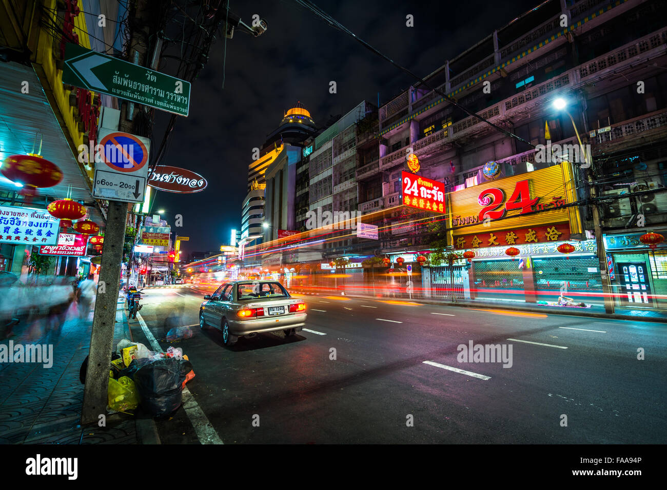 Neonlichter und Verkehr auf Yaowarat Straße in der Nacht, in Chinatown, Bangkok, Thailand. Stockfoto