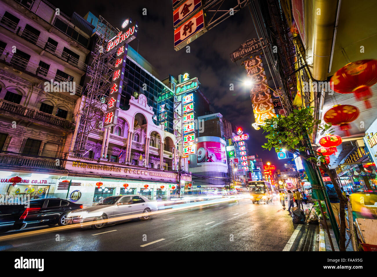Neonlichter und Verkehr auf Yaowarat Straße in der Nacht, in Chinatown, Bangkok, Thailand. Stockfoto