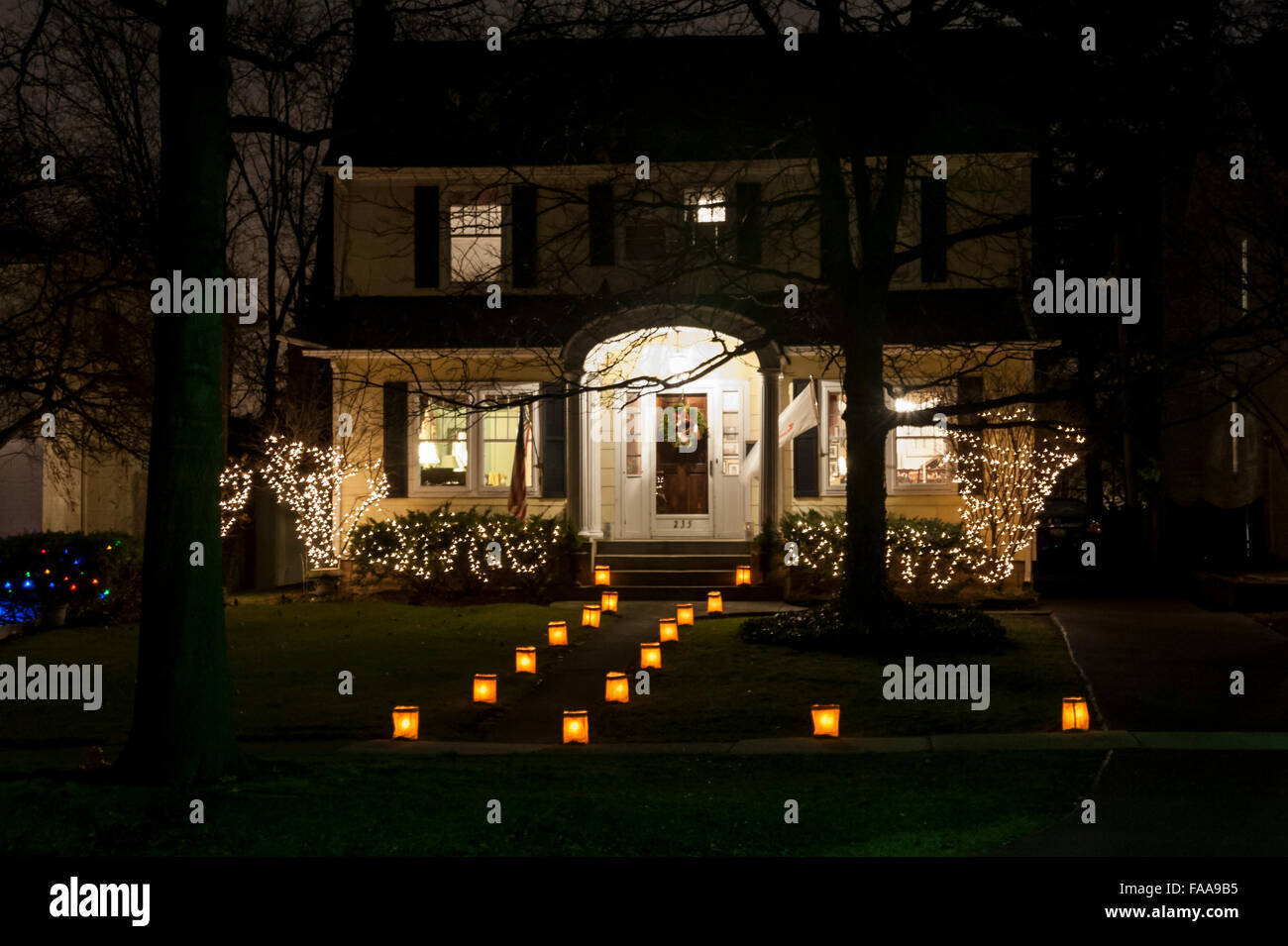 Chicago, USA.  24. Dezember 2015.  Die Vorgärten der Häuser im Dorf von Clarendon Hills sind mit "Luminaria" geschmückt, Kerzen in braunen Papiertüten.  Feiert ihr 50-jähriges bestehen, erfordert die jährliche Tradition Anwohner die Kerzen anzünden jeden Heiligabend und wirft Geld für lokale Kinderhilfsorganisationen, mit mehr als 30.000 Kerzen.  Bildnachweis: Stephen Chung / Alamy Live News Stockfoto